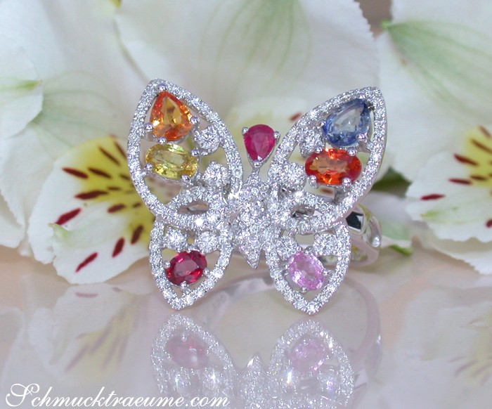 Schmetterling-Ring aus Weißgold 750 mit farbenfrohen Saphiren und Brillanten.