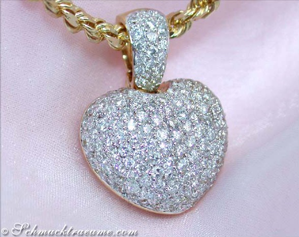Goldener Herzanhänger mit Brillanten, detailreich, aufgüldener Kette getragen