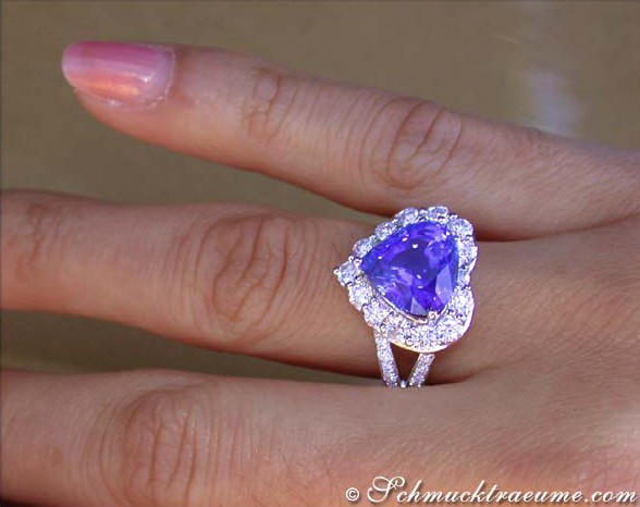 Weißgold-Tanzanit-Ring mit 60 Brillanten, Herzform, Detailaufnahme auf Hand getragen