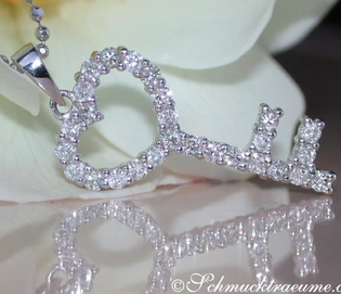 Detail des Diamantenschlüsselanhängers in Weißgold, auf Rosenblatt abgebildet