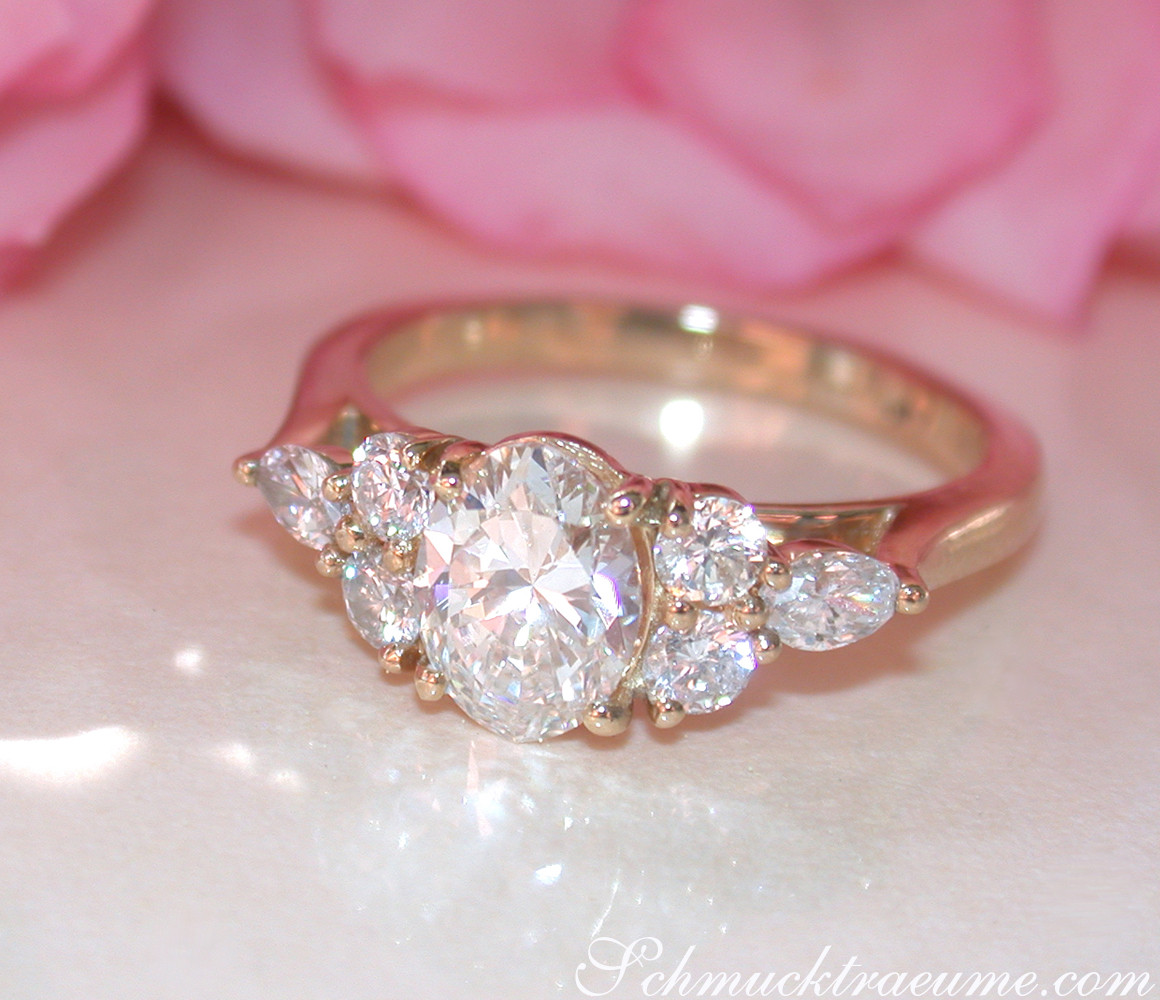 Klassischer Diamant-Solitär-Ring im Ovalschliff, umgeben von Brillanten und Marquise-Stones