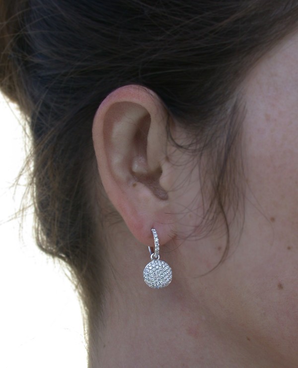 Detailansicht von Brillanten-Ohrring in Weißgold, elegant und zart