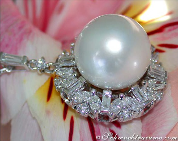 Detailaufnahme von Südseeperlen-Anhänger mit Diamanten auf Blüte