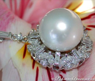 Detailaufnahme von Südseeperlen-Anhänger mit Diamanten auf Blüte