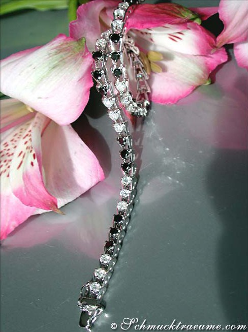 Schwarz-weißes Tennisarmband mit Diamanten, Detailaufnahme, elegant auf Blüte abgestellt