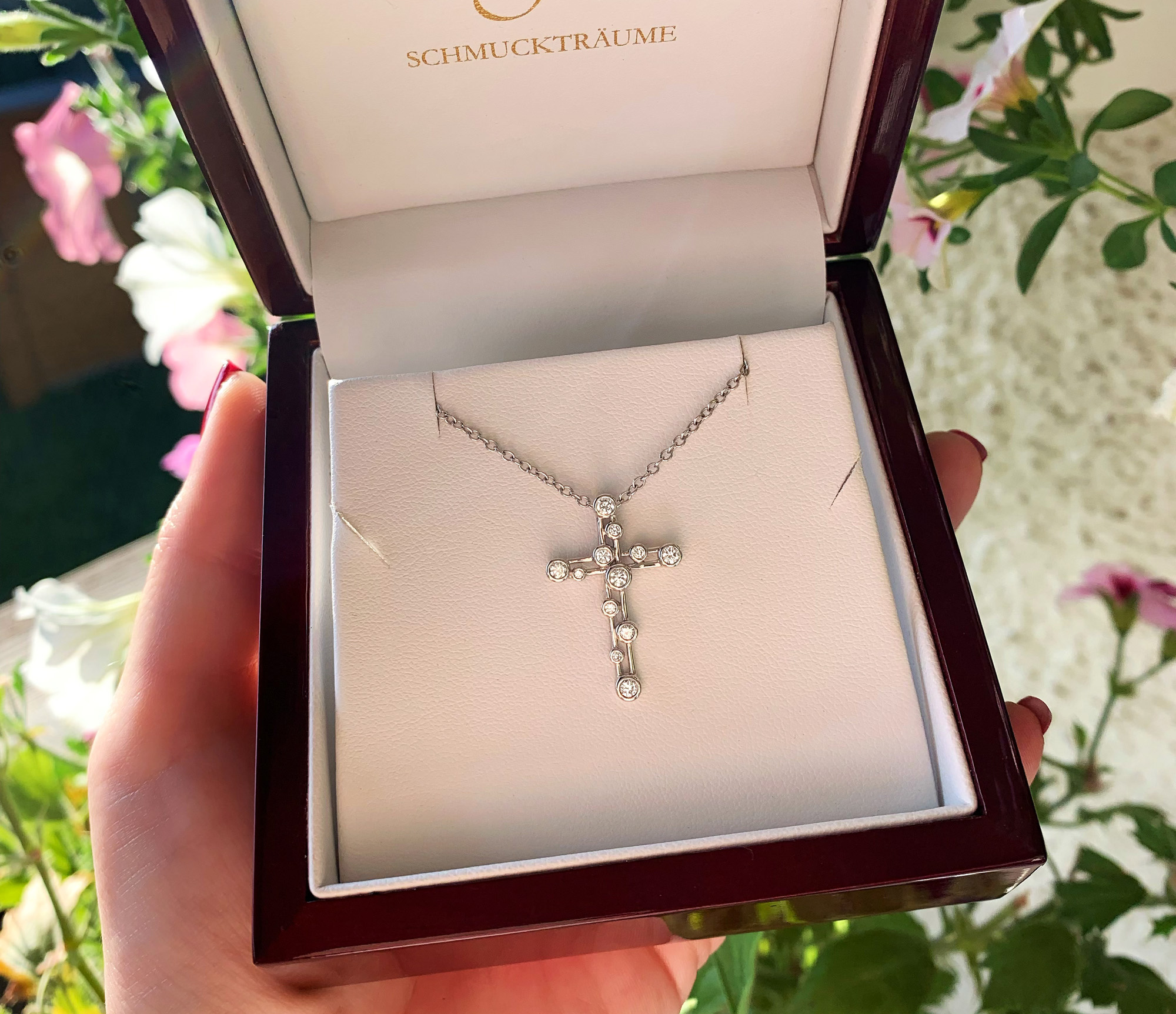 Klassischer Kreuzanhänger aus Weißgold mit Brillanten in Box