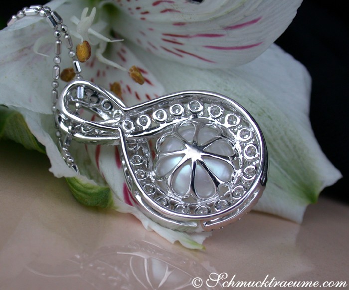 Detail des Südseeperlen-Anhängers mit Brillanten, umgeben von Blütenblättern