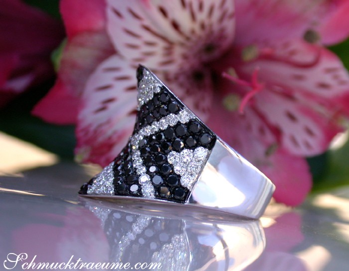 Stattlicher Ring mit schwarzen Diamanten im Zig-Zag Design - Image 6