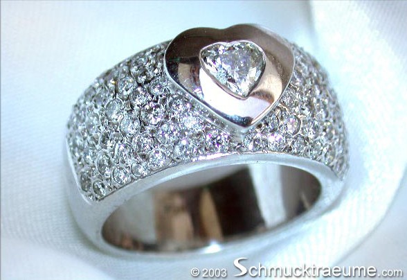 Weißgold Herz-Diamant-Ring mit Pave-Setzung und Diamant im Herzschliff