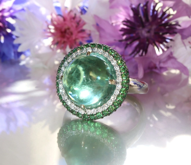 Turmalin-Ring mit Tsavorite und Brillanten, detailreich, auf Blütenblättern, Weißgold 750 Turmalin-Ring mit Tsavorite und Brillanten, detailreich, auf Blütenblättern, Weißgold 750