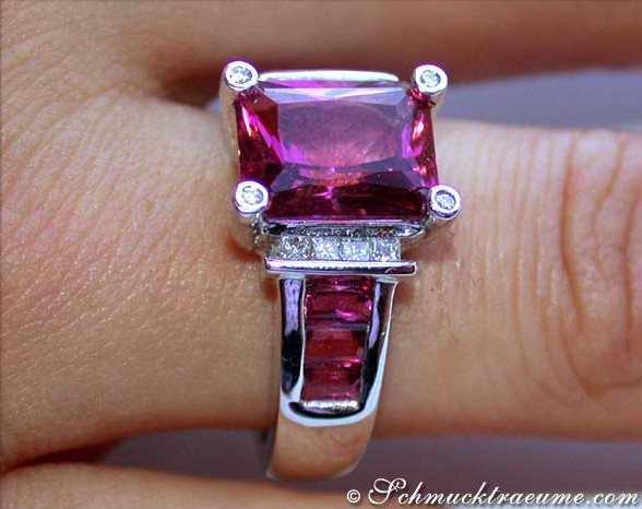 Pink Turmalin-Ring mit Diamanten, Detailaufnahme, Weißgold, quadratischer Stein, Trageszene.