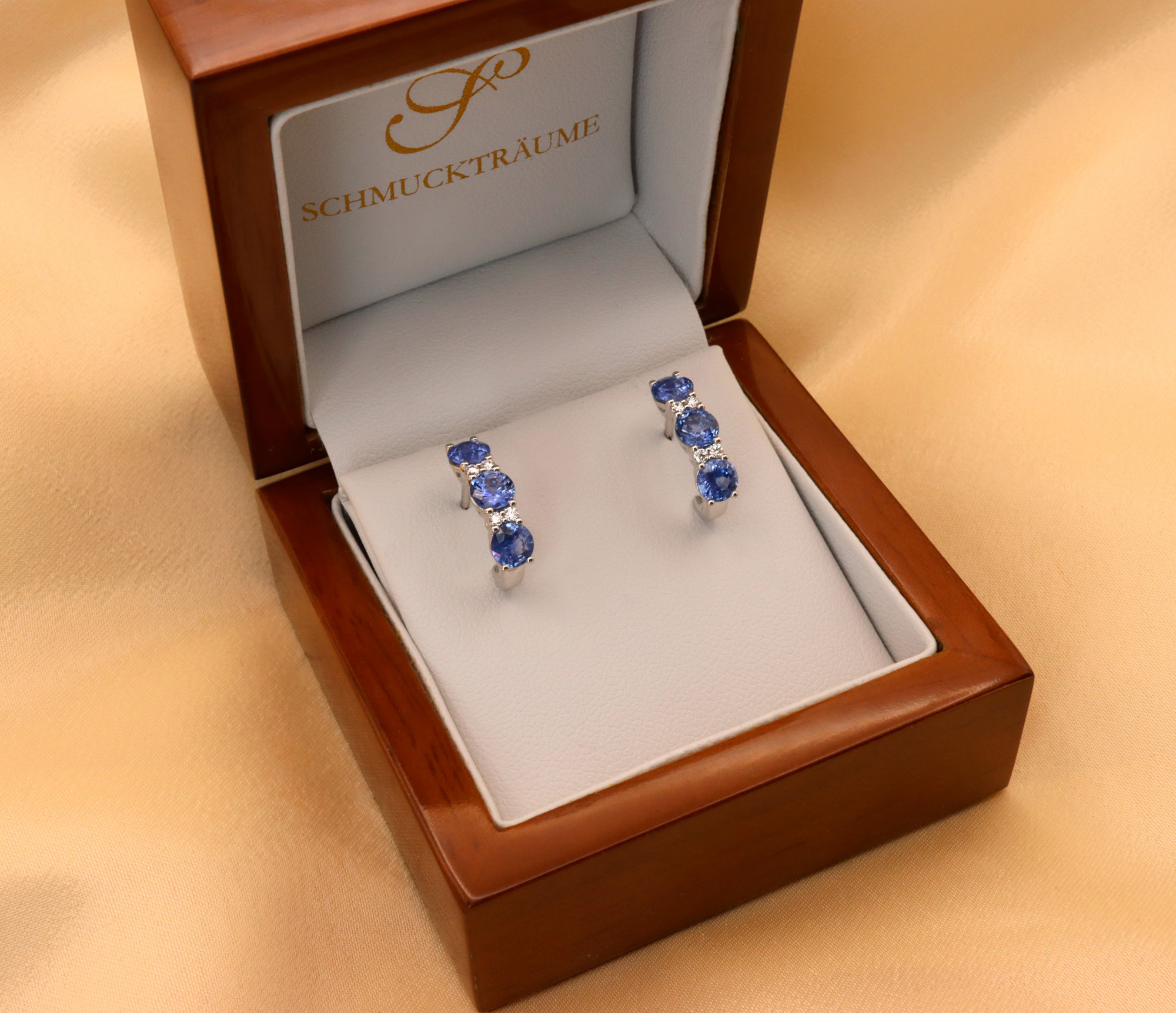 Öffnungsbox mit eleganten Saphir-Ohrringen in Weißgold 750