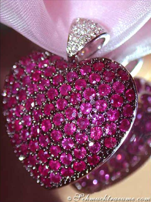 Herz-Anhänger aus Weißgold mit 5.600 Rubinen, detailreich, funkelnd