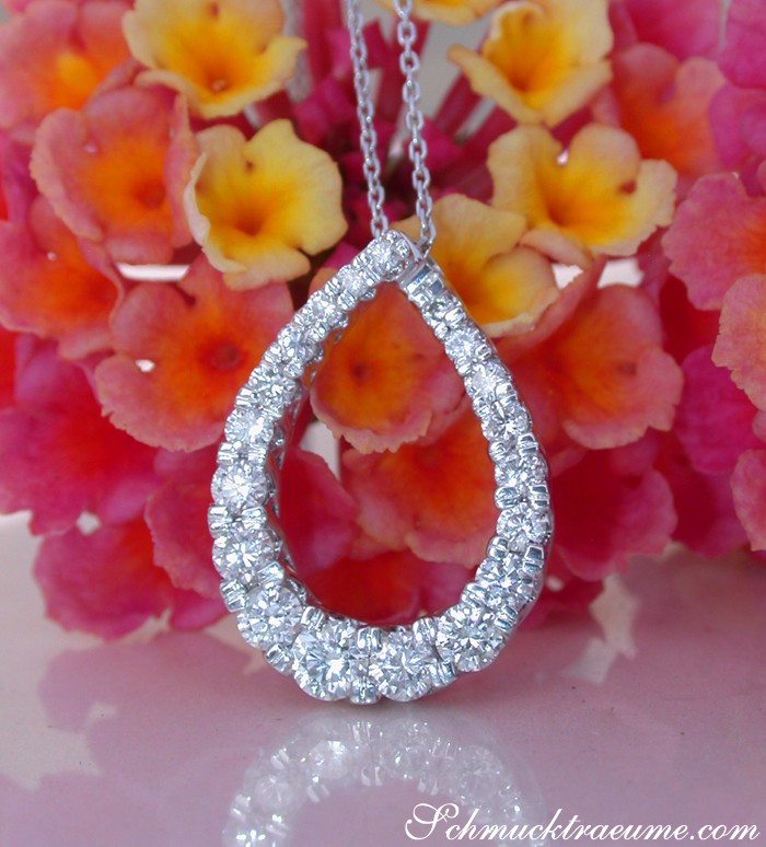 Teardrop-Diamantanhänger mit Perlenbesatz vor Blütenhintergrund