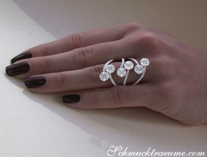 Detailansicht des Diamantringes mit Marquise-Steinen in Weißgold 750