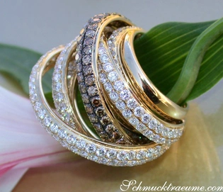 Goldener Brillant-Ring mit braunen und weißen Steinen, detaillierte Ansicht von oben