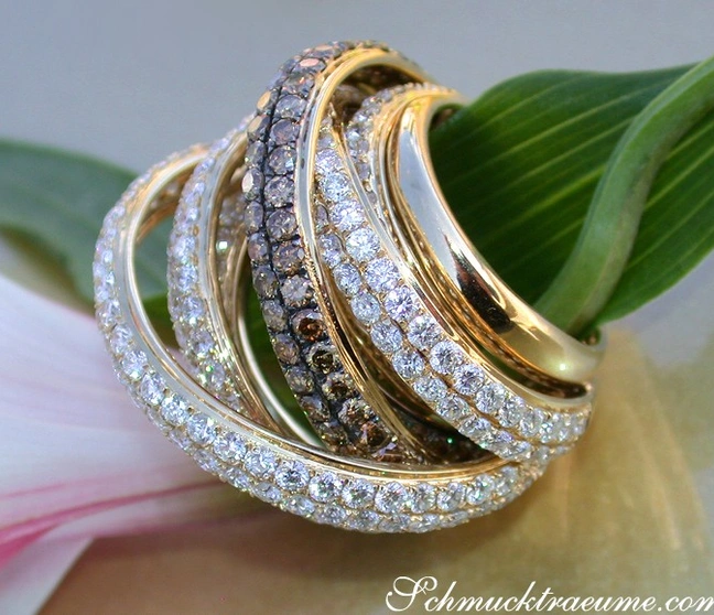 Goldener Brillant-Ring mit braunen und weißen Steinen, detaillierte Ansicht von oben Goldener Brillant-Ring mit braunen und weißen Steinen, detaillierte Ansicht von oben