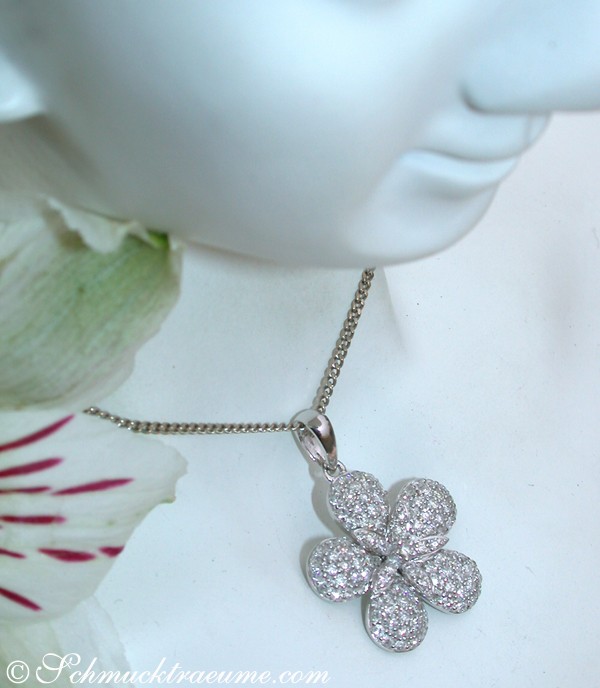 Detailansicht: Blumenanhänger aus Weißgold mit funkelnden Brillanten