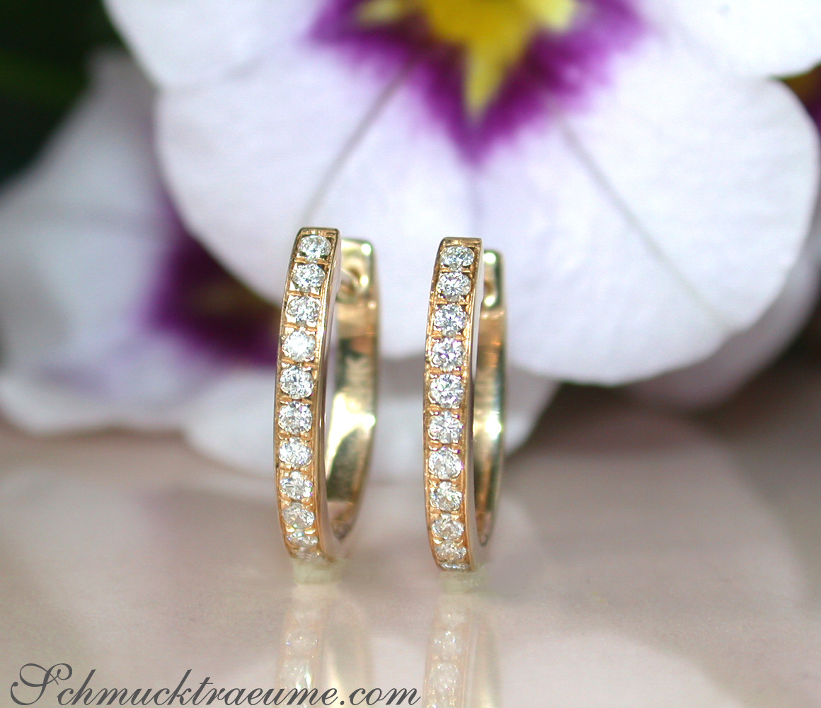 Mini-Brillanten-Creolen in Gelbgold 585 vor Orchidee