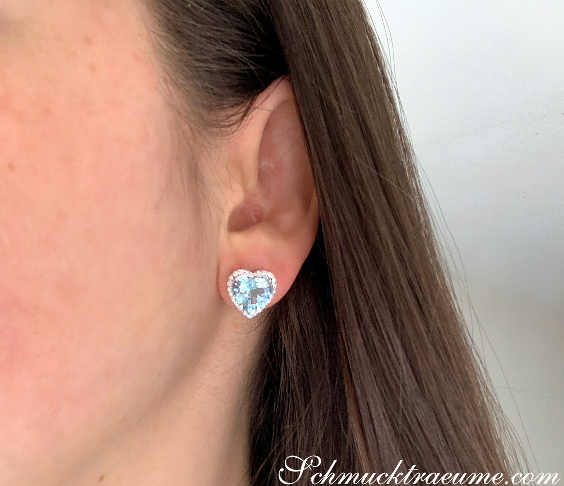 Weißgold-Ohrstecker Herz Aquamarin mit Diamanten, Detailaufnahme, zarte Trageszene