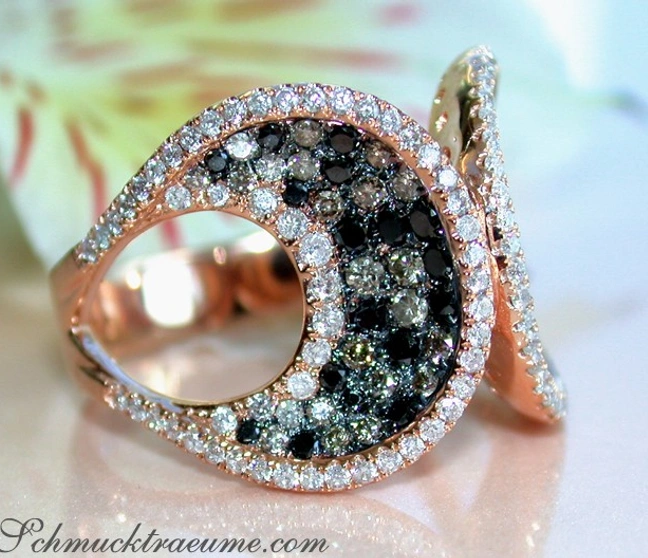 Rosenring mit schwarzen, naturbraunen und weißen Diamanten in Roségold Rosenring mit schwarzen, naturbraunen und weißen Diamanten in Roségold