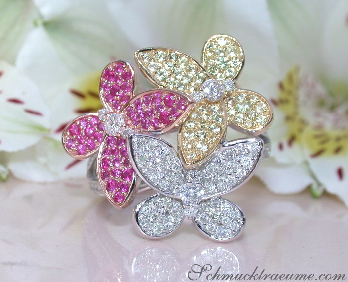 Blütenförmiger Diamant-Ring mit Rubinen & Saphiren in Rosé-, Gelb- & Weißgold