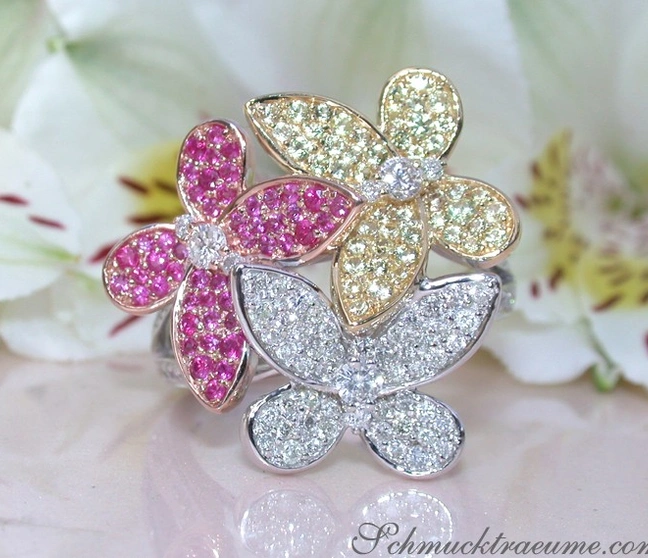 Blütenförmiger Diamant-Ring mit Rubinen & Saphiren in Rosé-, Gelb- & Weißgold Blütenförmiger Diamant-Ring mit Rubinen & Saphiren in Rosé-, Gelb- & Weißgold