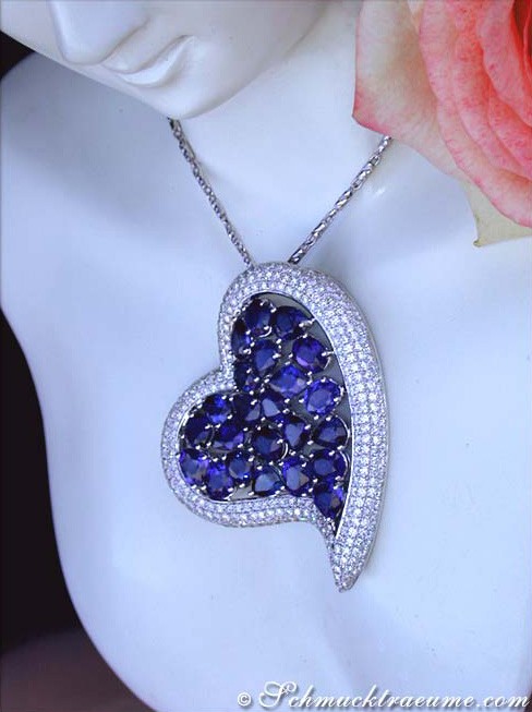 Weißgold Herzanhänger mit Ceylon-Saphir und Brillanten, Detailaufnahme.