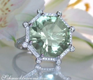 Opulenter Prasiolith-Ring mit Brillanten, weißgold, auffällig, Blüte im Hintergrund