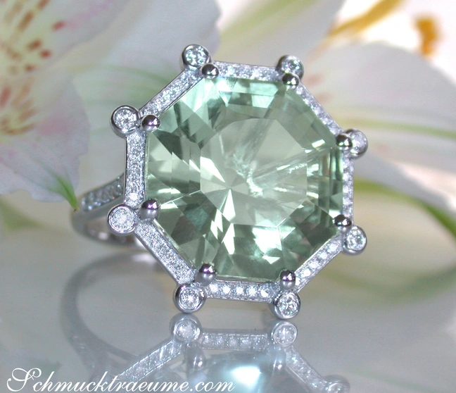 Opulenter Prasiolith-Ring mit Brillanten, weißgold, auffällig, Blüte im Hintergrund Opulenter Prasiolith-Ring mit Brillanten, weißgold, auffällig, Blüte im Hintergrund