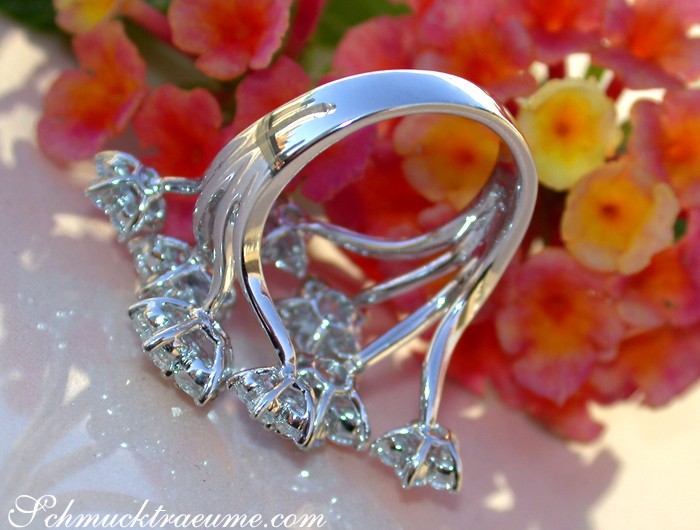 Weiße Diamant-Ringdetail mit Blütenhintergrund