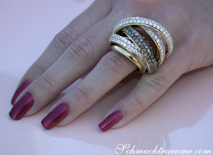 Detailansicht eines Mehrreihigen Brillantenrings, Gelbgold 750, auf handgeformtem Finger.