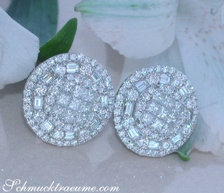 Detail der Diamant-Ohrstecker mit Princess & Baguette-Cut in Weißgold 750