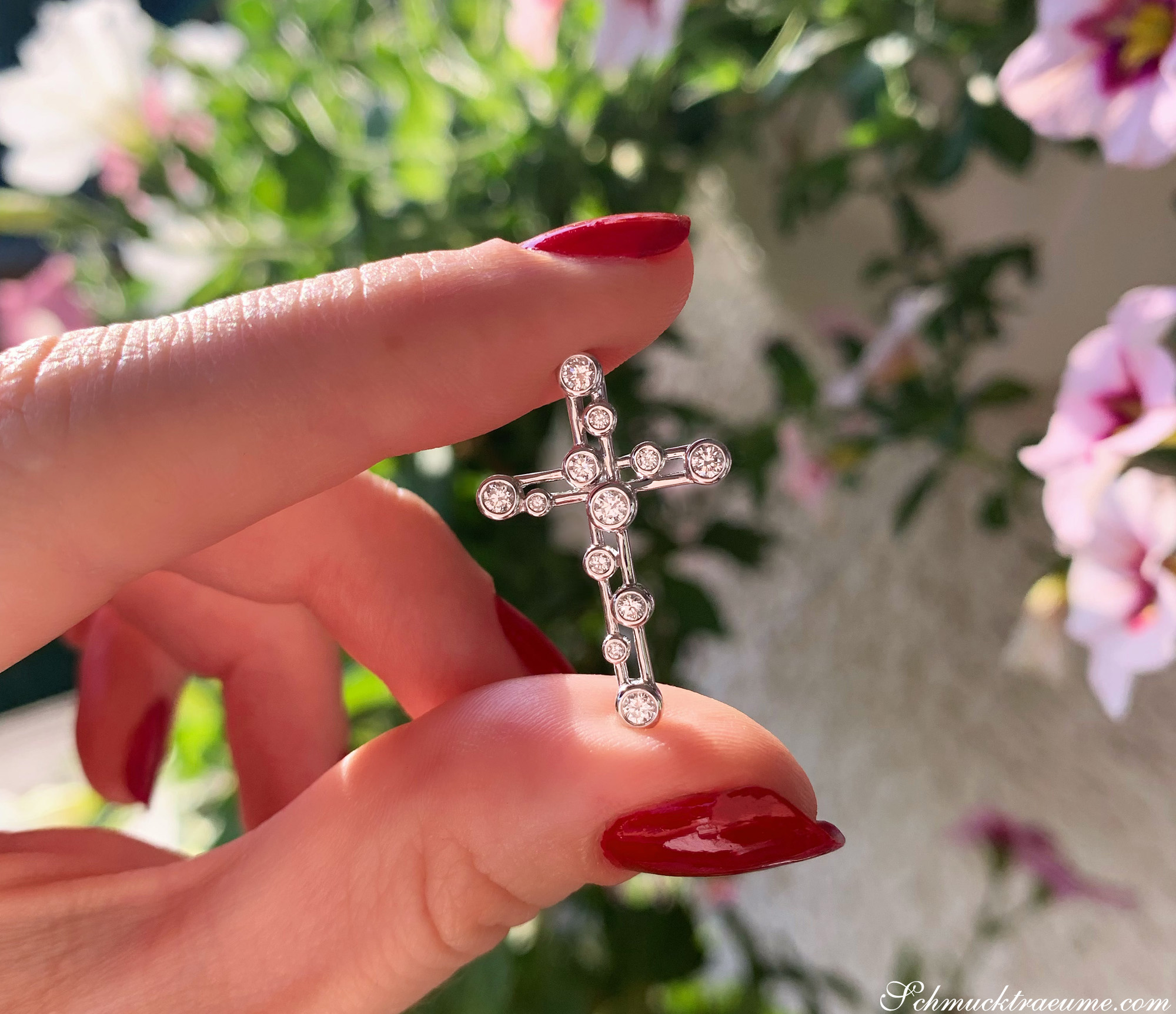 Raffinierter Brillanten Kreuz Anhänger in Weißgold, Detailaufnahme mit funkelnden Steinen