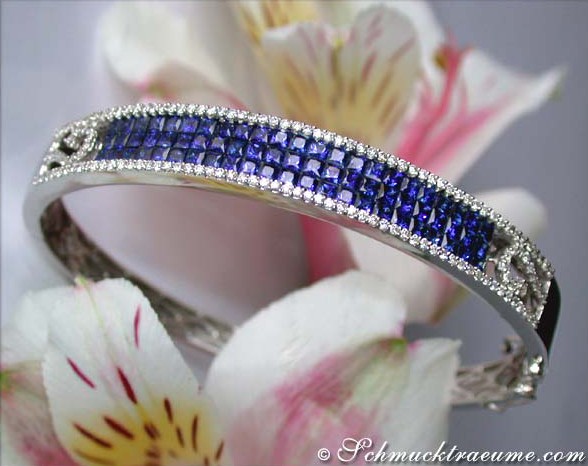 Luxusarmreif aus Weißgold mit Saphiren und Brillanten, Detailaufnahme, Blumen im Hintergrund