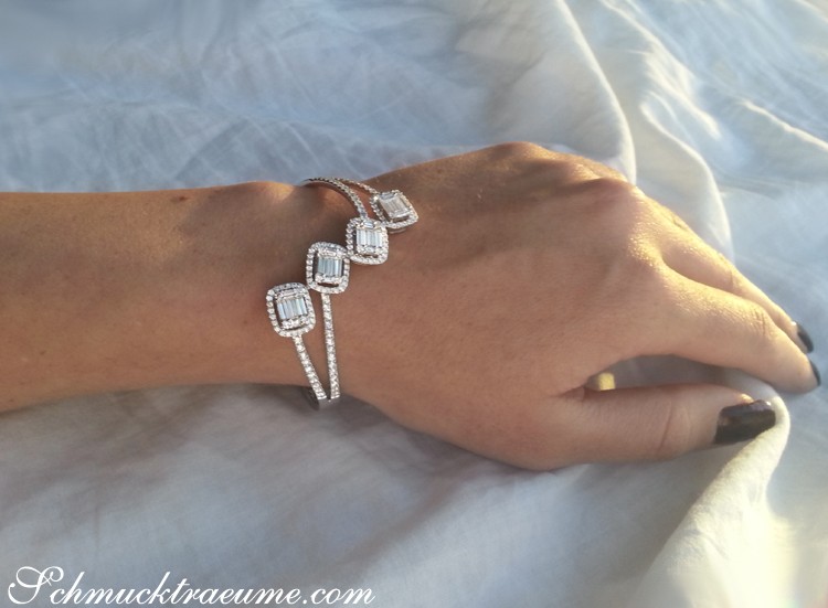 Weißgold-Armreif mit Baguette-Diamanten, Detailaufnahme, elegant, schimmernd, tragen auf weißer Seide