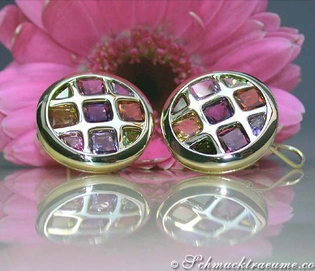 Goldene Ohrstecker mit farbenfrohen Edelsteinen