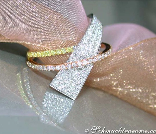 Diamantring mit gelben Diamanten auf rosa Organza, Detailaufnahme. Diamantring mit gelben Diamanten auf rosa Organza, Detailaufnahme.