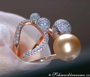 Goldener Süßwasserperlenring mit Pave-Brillanten, Detailaufnahme von oben