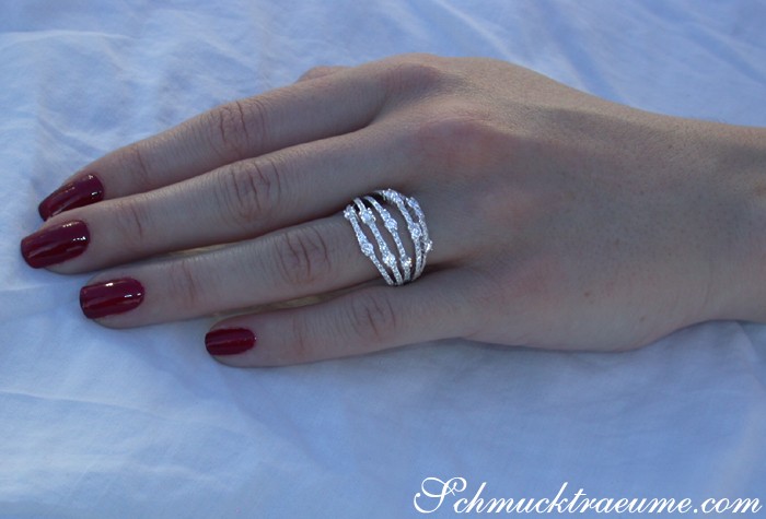 Weiße Diamantring mit 1.460 Karat in TW SI-Qualität auf weißgoldigem Finger.