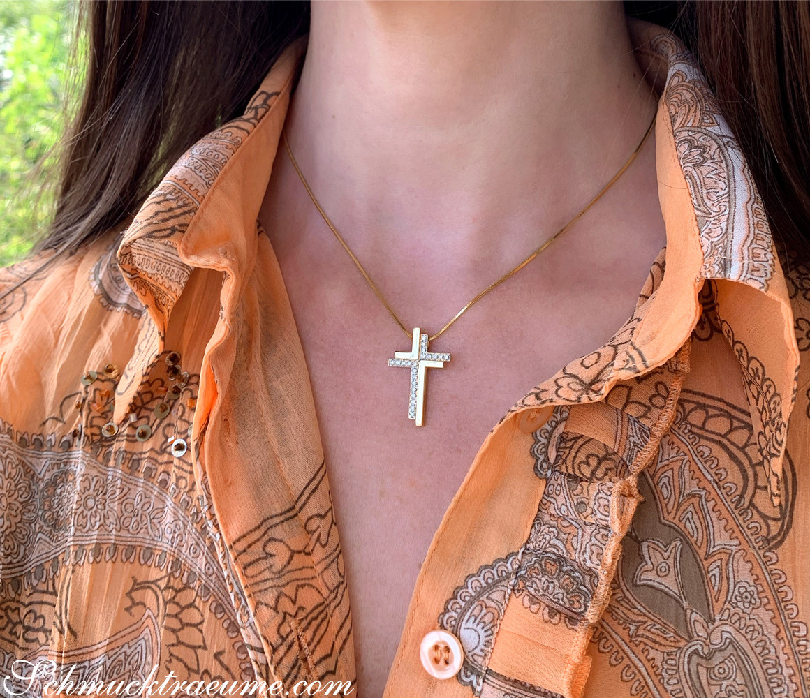 Kreuzanhänger aus Gelbgold 750 mit Brillanten, getragen in Orange-Muster-Shirt