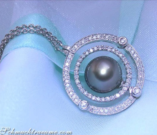 Klassisches Tahitiperlen-Collier mit Brillanten in Weißgold, Detailaufnahme Klassisches Tahitiperlen-Collier mit Brillanten in Weißgold, Detailaufnahme