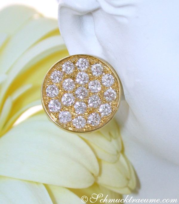 Gelbgold Ohrstecker mit Brillanten auf weißem Modell, Detailaufnahme.