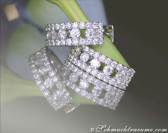 Kreuzförmige Creolen mit Diamanten in Weißgold, detailreiche Fassung