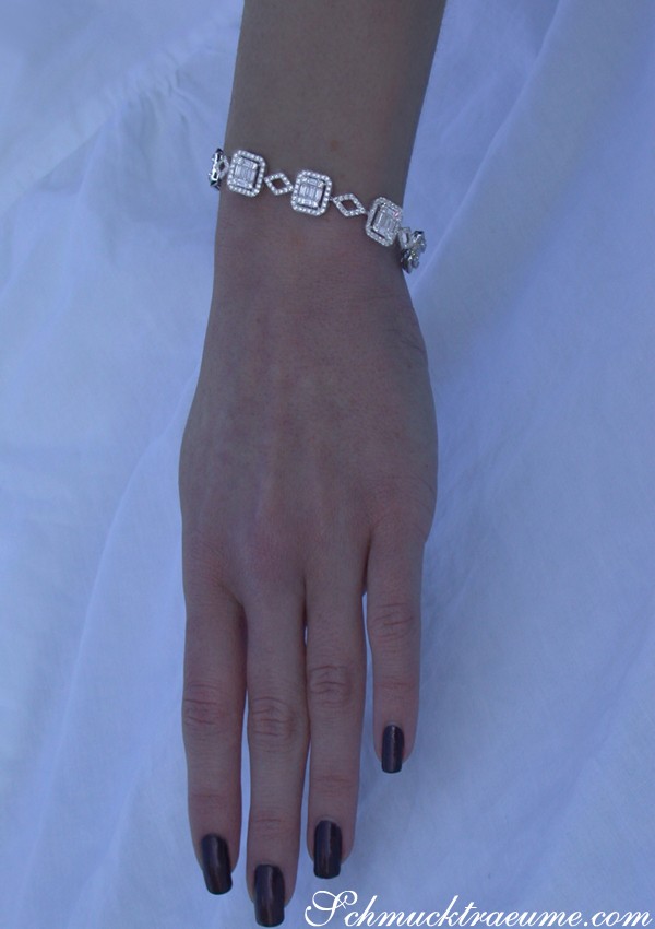 Weißgold-Armband mit Baguette-Diamanten, Detailaufnahme auf Hand mit dunklen Nägeln