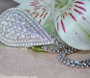 Prächtiges Brillanten-Tropfen-Collier aus Weißgold 750, detailreich verziert auf Blütenblatt