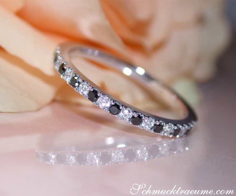 Zarter Halb Memoryring mit schwarzen & weißen Diamanten in Weißgold 585