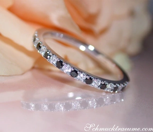 Zarter Halb Memoryring mit schwarzen & weißen Diamanten in Weißgold 585