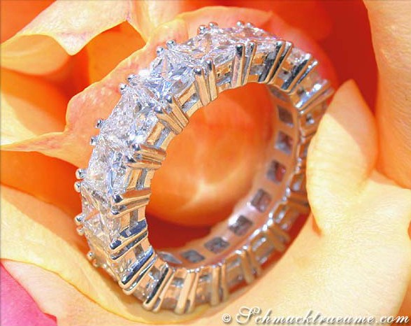 Weißgold 750 Diamantenring mit Princess-Cut-Steinen auf Rosenblüte