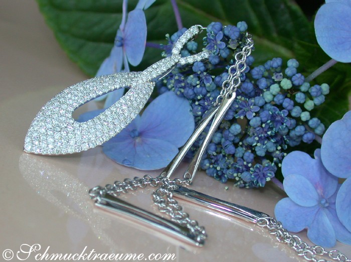 Weißgold 585 Collier mit funkelnden Brillanten, Detailansicht mit Blumenhintergrund